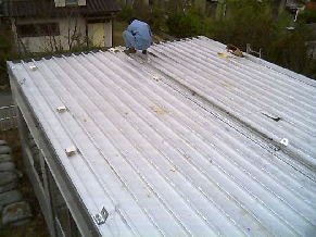 雨漏り防止、２棟の屋根をシールド